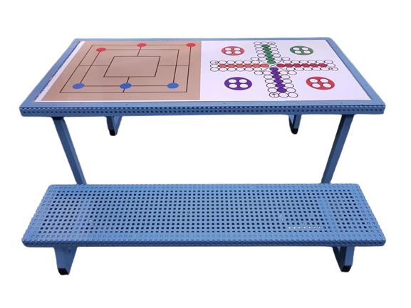 שולחן מתכת גדול עם משחקים