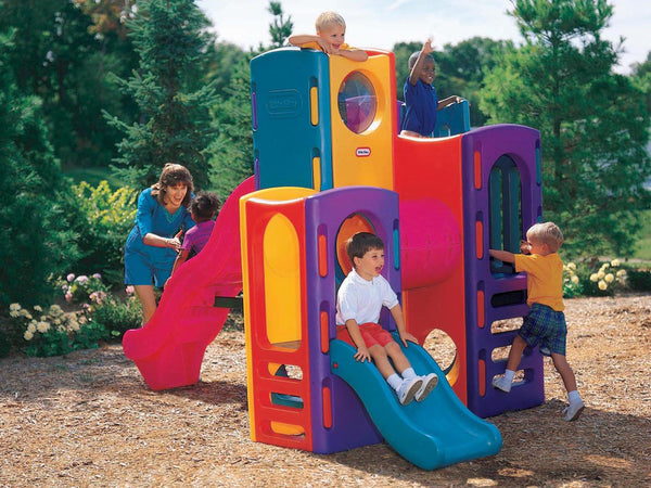 מתקן פעילות ענק מגלשות וטיפוס