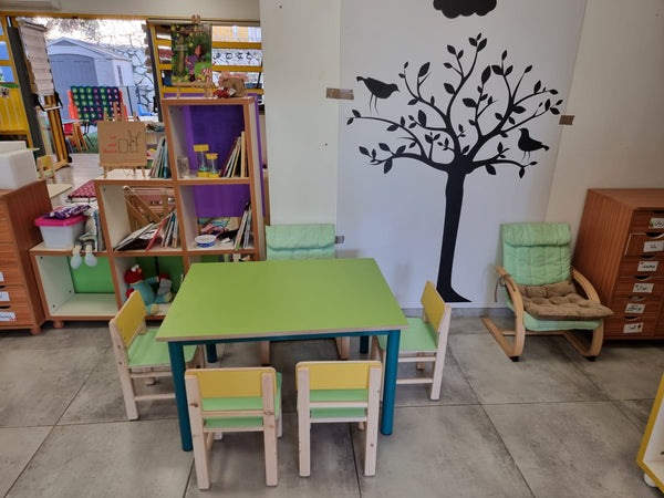 שולחן מרובע צבעוני