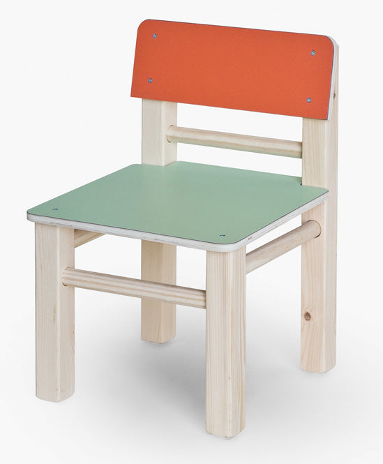 כסא עץ צבעוני